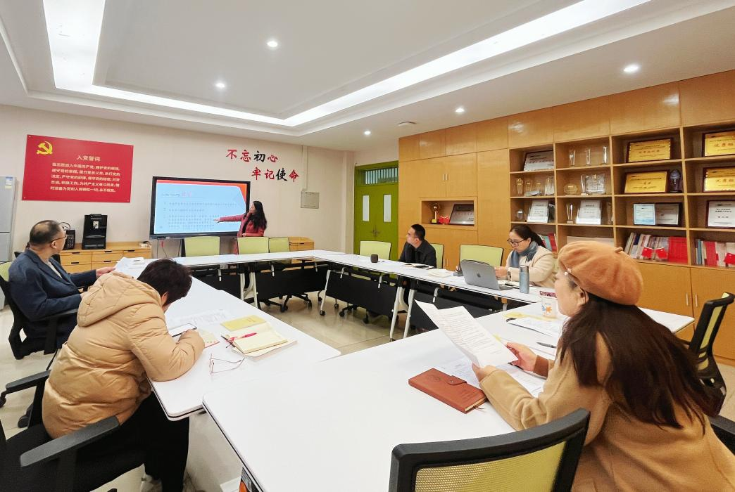 51吃瓜网
党委理论学习中心组...