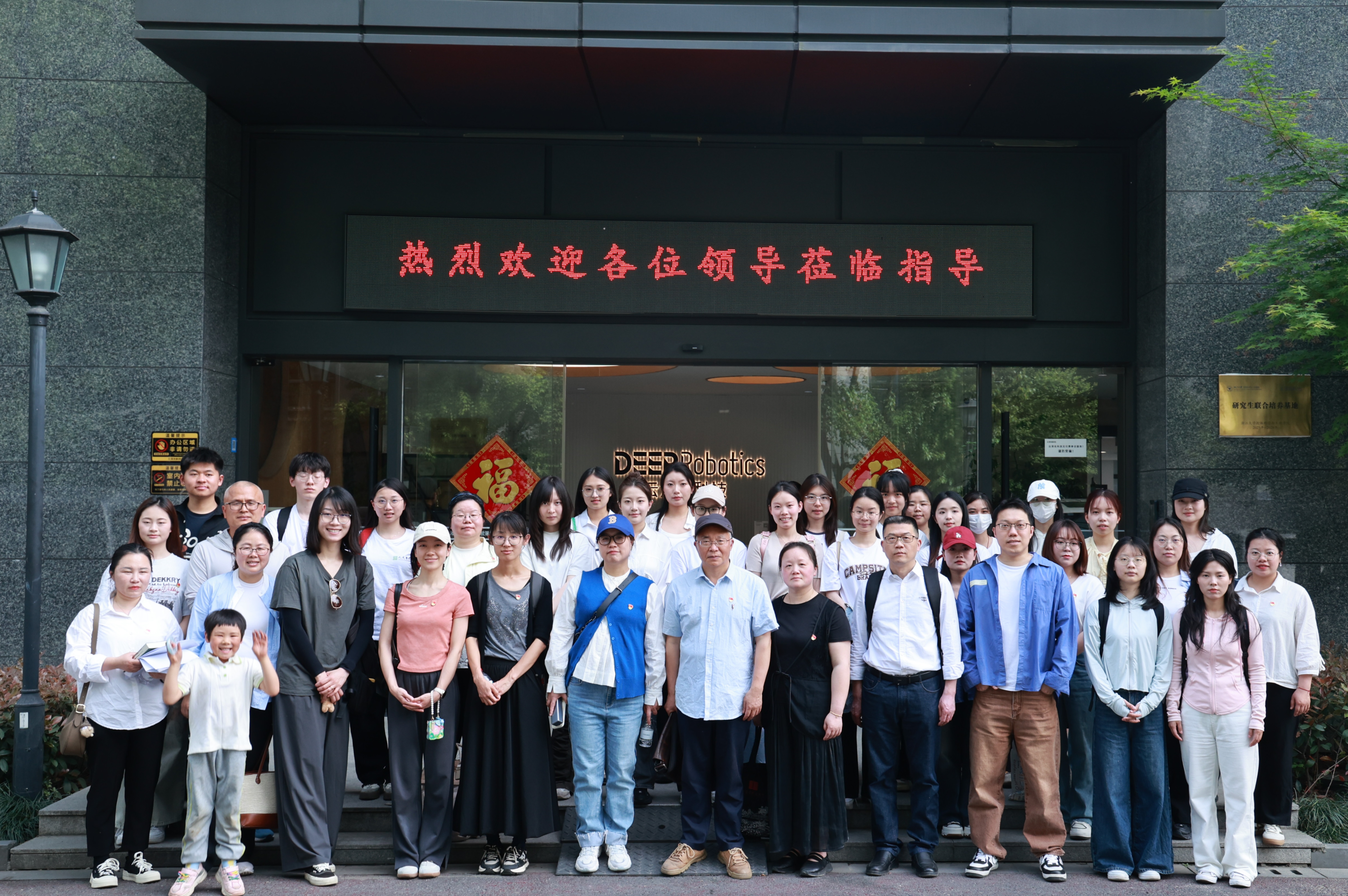 51吃瓜网
人文与外国语学...