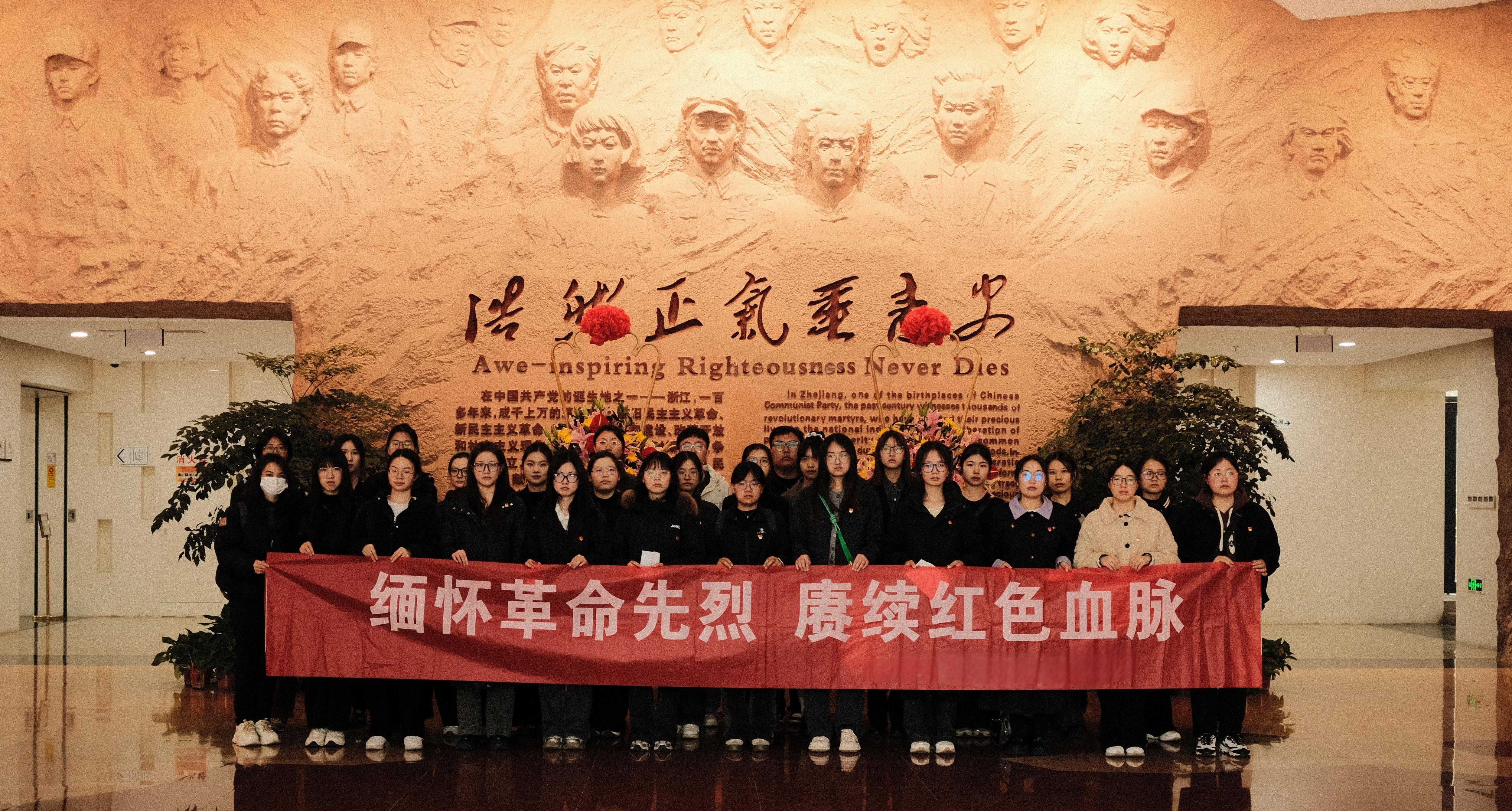 51吃瓜网
党委开展清明祭英烈...